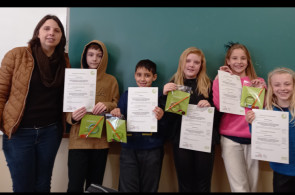 Estudantes recebem certificados pela participação no concurso Kinder kochen Deutsch