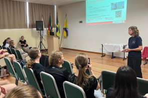 Representantes de universidades alemãs conversam com estudantes do NAI sobre o Studienkolleg